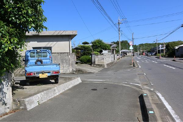 ここが県道80号線からの入口①です。左折します。